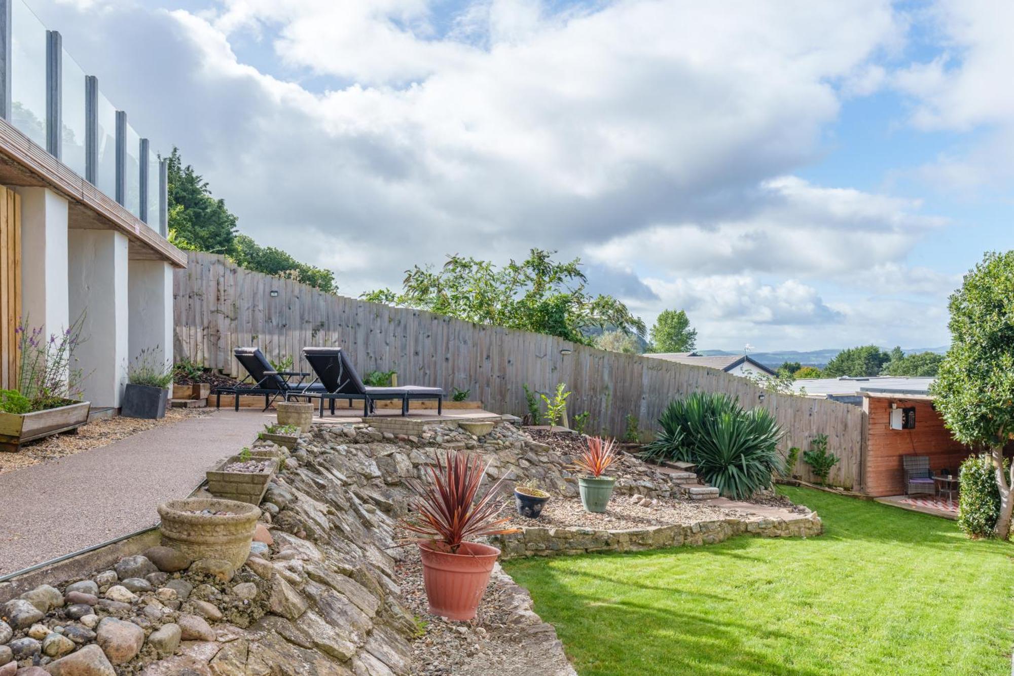 Offa'S Lodge Family Home Quiet Area With Sea Views Prestatyn Exterior foto